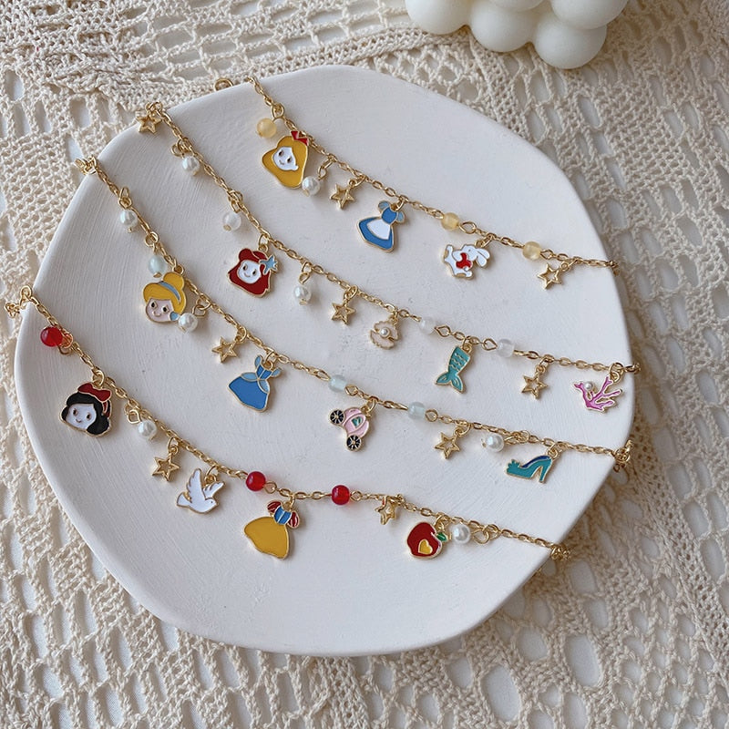 Pulseira charmosa  infantil, Alice no país das maravilhas, Branca de neve ,Cinderela , sereia